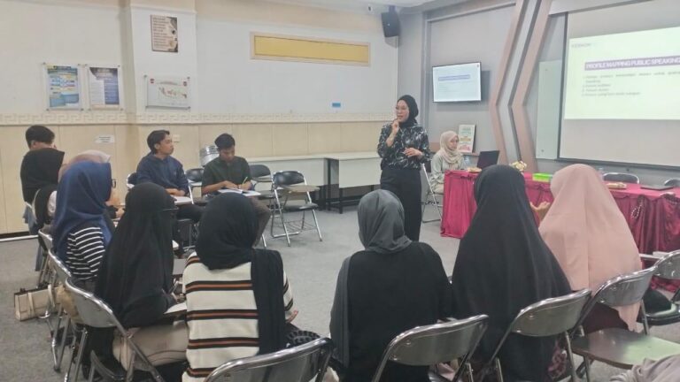BEKALI PELATIHAN PUBLIC SPEAKING : MAHASISWA PROGRAM COE PBA UMM SIAP TERJUN LAPANG & MAGANG