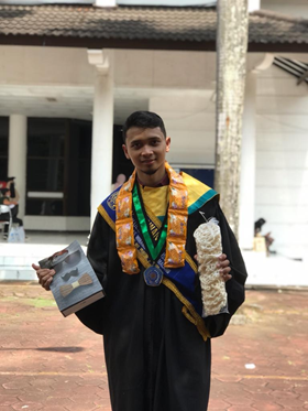 MAHASISWA PBA UMM: DARI MODAL NEKAT MENJADI WISUDAWAN TERBAIK
