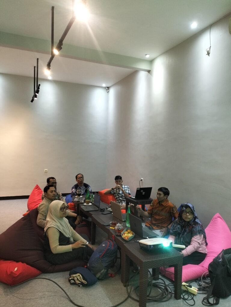 TINDAK LANJUT FGD REKONSTRUKSI KURIKULUM: DOSEN PBA UMM SELARASKAN RPS PRODI